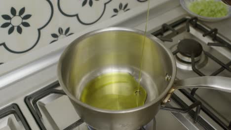 Hinzufügen-Von-Olivenöl-In-Metallkochpfanne