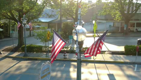 Usa-flagge-Auf-Den-Straßenlaternen-Mit-Zisterne,-Die-Auf-Der-Straße-Vorbeigeht