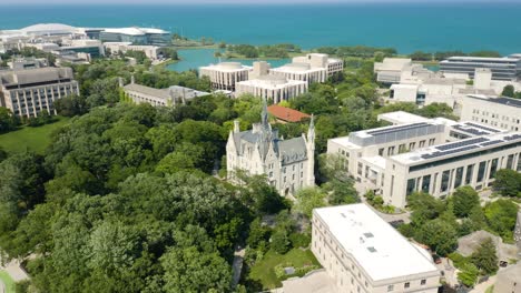 Toma-Aérea-En-órbita-Sobre-El-Campus-De-La-Universidad-Del-Noroeste-En-Verano