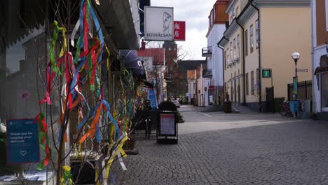 Bunte-Bänder,-Die-An-Einem-Blattlosen-Baum-Außerhalb-Eines-Gebäudes-Gebunden-Sind