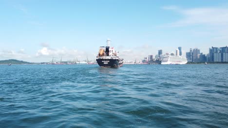 Singapur-Frachtschiff-Unterwegs-Mit-Blick-Auf-Die-Stadt-Singapur-Als-Hintergrund