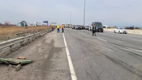 Accidente-Automovilístico-En-Una-Carretera-En-Estados-Unidos---Toma-Panorámica-De-La-Policía-Y-Los-Rescatistas