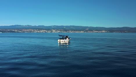 Pequeño-Barco-Pesquero-Flota-En-El-Mar-Adriático-Cerca-De-La-Costa-De-Moscenicka-Draga,-Croacia