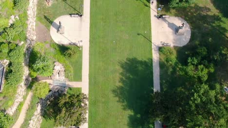 Aerial-view-the-flukes-in-The-Anne-d’Harnoncourt-Sculpture-Garden,-revealing-Museum-of-art-and-skyscrapers-of-Philadelphia
