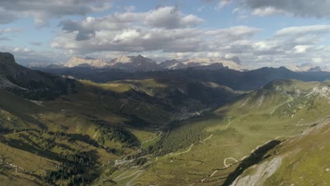 Weite-Epische-Antenne-Mit-Den-Italienischen-Dolomiten-Im-Hintergrund-Bei-Sonnigem-Wetter