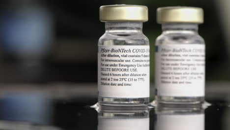 Zwei-Fläschchen-Pfizer-Biontech-Covid-19-Impfstoff-Mit-Gebrauchsanweisung