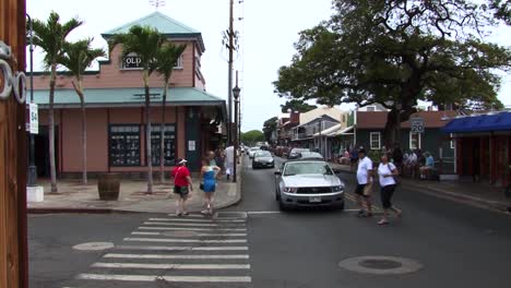 People-on-the-street-in-Lahaina,-Maui,-Hawaii