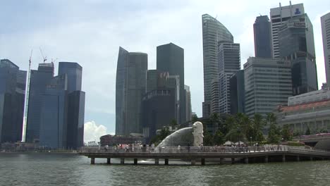 Die-Merlion-And-Business-Financial-Downtown-City-Und-Die-Wolkenkratzertürme-An-Der-Marina-Bay