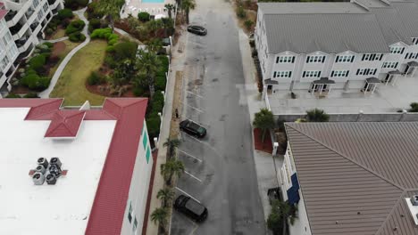 Playa-Hoteles-Pasarela-Paseo-Marítimo-Dunas-Océano-Atlántico-Isla-Tybee-Aéreo-Drone-Inclinación-Revelar