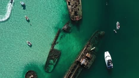 Barcos-Y-Motos-De-Agua-En-Los-Naufragios-De-La-Isla-Moreton,-Vista-De-Drones,-Queensland,-Australia,-Destino-Turístico