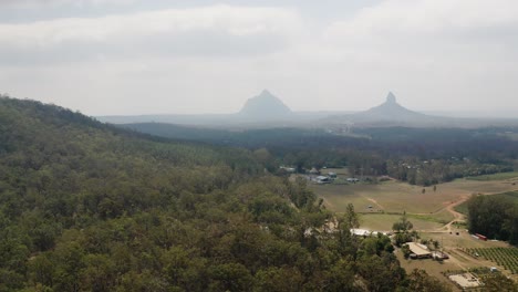 Vista-De-La-Montaña-Coonowrin-Con-Una-Casa-Residencial-En-La-Región-De-La-Costa-Del-Sol-De-Queensland,-Australia---Toma-Aérea-De-Drones