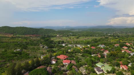 Luftaufnahme-Des-Dorfes,-Muak-Klek,-Saraburi,-Thailand