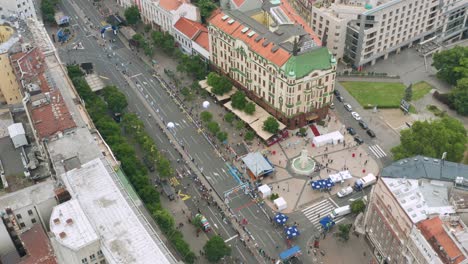 Luftaufnahme-Der-Ziellinie-Eines-Marathons-In-Der-Stadt-Belgrad,-Serbien