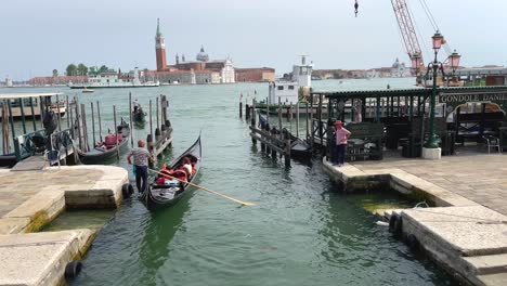 Gondoliere-Lenkgondel-Mit-San-Marco,-Markusdom-Und-Campanile-Im-Hintergrund