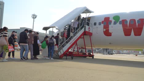 Passengers-Boarding-A-Domestic-Plane-At-Gimpo-International-Airport-In-Seoul,-South-Korea