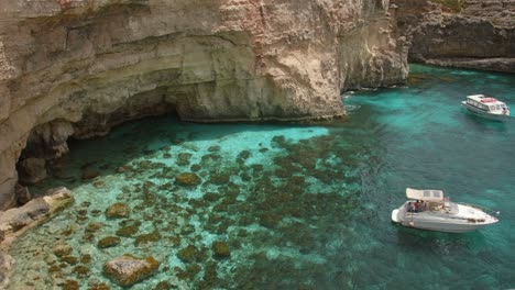 Schiffe,-Die-Auf-Der-Insel-Comino-In-Malta-Angedockt-Sind