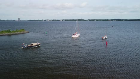 Luftaufnahme-Von-Vergnügungsbooten,-Die-Vom-Hafen-Abfahren-Und-Auf-Den-Gooimeer-see-Segeln