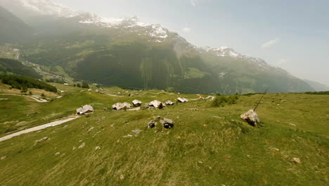 Vista-Aérea-De-Un-Corredor-En-Bicicleta-En-El-Valle-Alpino-De-Val-D&#39;hérens-Durante-La-Carrera-Raid-Evolènard-2021-En-Valais,-Suiza