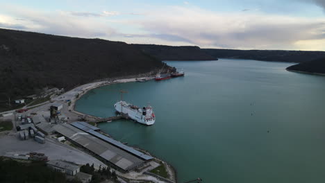 Boote-Und-Containerschiffe-Angedockt-Im-Fluss-Raša,-Rasa-In-Trget-Sonnenuntergang