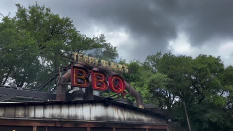 Tiro-De-Pedestal-De-Humo-Emitido-Por-Terry-Blacks-Texas-Bbq-En-Un-Día-Nublado-En-Austin,-Texas