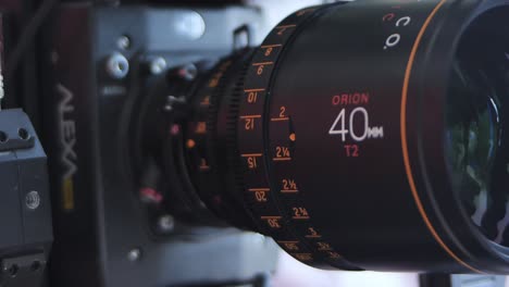 Primer-Plano-De-La-Serie-Atlas-Orion-40-Mm-T2-Lente-Principal-Anamórfica-En-El-Set-De-Filmación