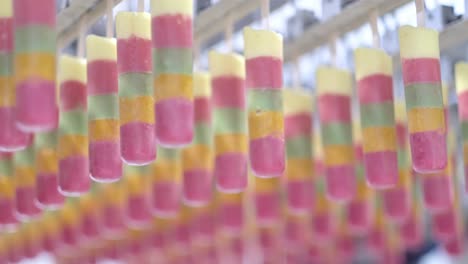 Popsicle-Eiscreme-Fabrik,-Die-Auf-Der-Sich-Bewegenden-Produktionslinie-Produziert