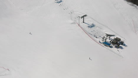 Toma-Aérea-De-Drones-De-Un-Sitio-De-Esquí-Cubierto-De-Nieve-En-Okuhida-Hirayu,-Gifu,-Japón---Toma-Aérea-De-Drones