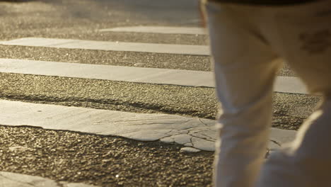 Fußgänger,-Die-Eine-Straße-Am-Zebrastreifen-Unter-Dem-Goldenen-Licht-Des-Sonnenuntergangs-überqueren,-Gefilmt-In-Zeitlupe-In-4k-High-Definition