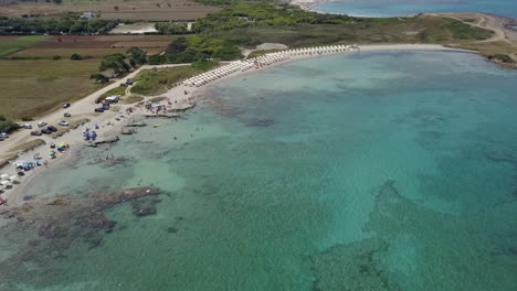 Vista-Aérea-De-Drones-Sobre-La-Playa-De-Specchiolla-Y-El-Agua-De-Mar-Turquesa,-Puglia-En-Italia