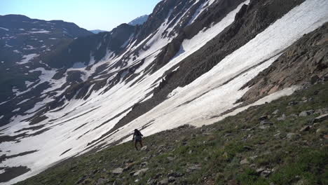 Mujer-Con-Bastones-De-Trekking-Subiendo-Cuesta-Arriba-En-Un-Paisaje-Nevado