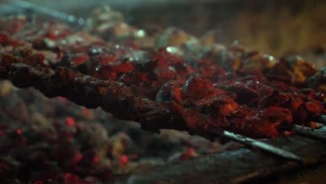 Apetitoso-Shish-Kebab-Caliente-En-Brochetas-De-Metal-Girando