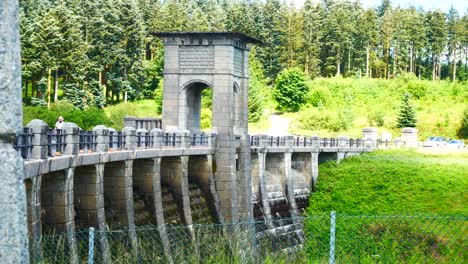 Escénico-Pacífico-Embalse-De-Alwen-Estación-Hidroeléctrica-De-Hormigón-Puente-Dolly-Izquierda