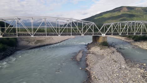 Drohnenflug-Unter-Einer-Brücke-über-Das-Türkisfarbene-Wasser-Des-Toad-River-In-British-Columbia,-Kanada