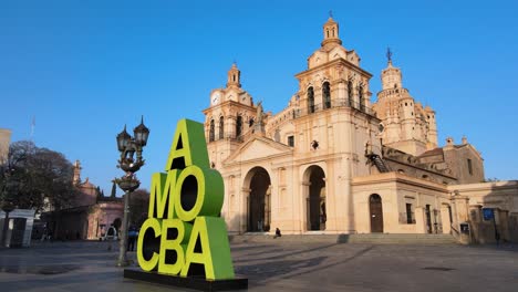 Cartel-De-Pan-De-Amo-Cba-En-La-Plaza-De-La-Catedral-De-Córdoba-En-Argentina