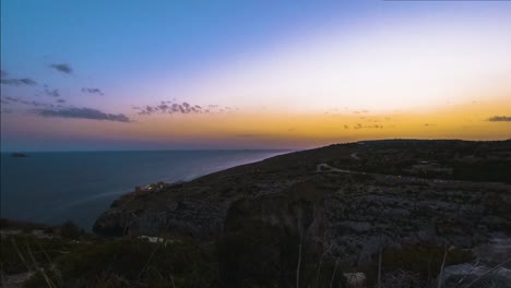 Mischung-Von-Farbtönen-Während-Der-Sonnenuntergangszeit-Von-Der-Blauen-Grotte,-Malta,-Zeitraffer