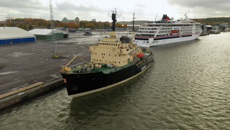 Eisbrecher-&quot;sampo&quot;-Längsseits-Im-Hafen-Von-Turku