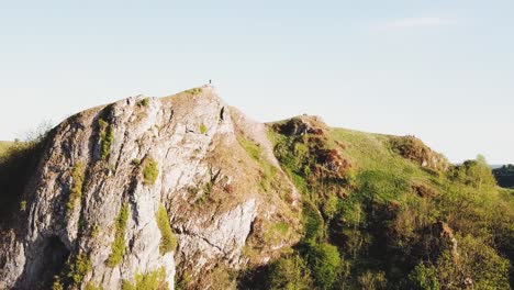 Vista-Lateral-De-Un-Dron-Aéreo-De-La-Cueva-De-Thor,-Ashbourne,-Distrito-De-Los-Picos