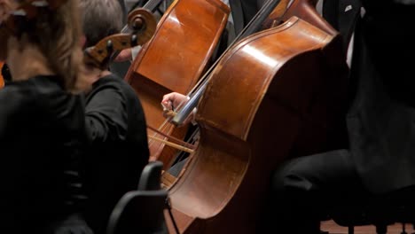 Ein-Mann,-Der-Mit-Einem-Orchester-Kontrabass-Spielt,-Bogenbewegung,-Liepāja-Symphonieorchester-Saisoneröffnungskonzert,-Konzertsaal-Großer-Bernstein,-Mittlere-Nahaufnahme,-Selektiver-Fokus