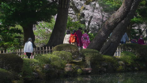 Japanese-People-At-The-Famous-Old-Private-Garden-Of-Kenroku-en-In-Kanazawa,-Ishikawa,-Japan