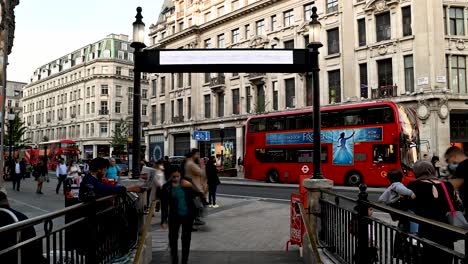 La-Prisa-Por-Volver-A-Casa-Después-Del-Trabajo-En-El-Centro-De-Londres,-Oxford-Street,-Reino-Unido