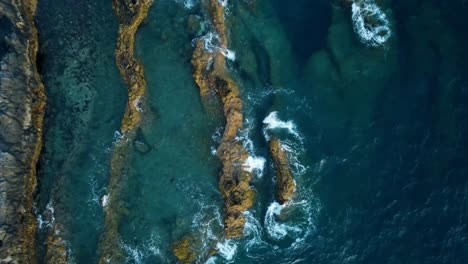 Meer-Auf-Teneriffa-Wasser,-Das-Gegen-Felsen-Schlägt