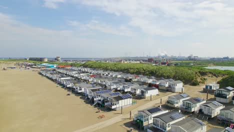 Steigende-Luftaufnahme-über-Reihen-Von-Strandhäusern-In-Den-Niederlanden