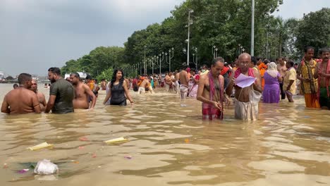 Close-up-video-of-people-performing-tarpan-at-the-river-ganges-before-Durga-puja