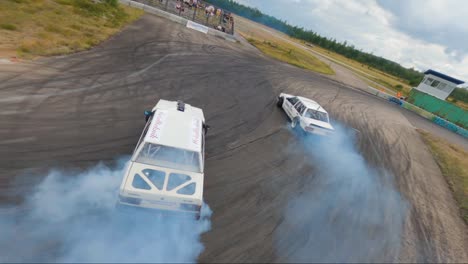 Zwei-Volvo-740-Autos-Driften-Zusammen-In-Hultsfred-Drift-Track,-Gefilmt-Mit-Fpv-Drohne