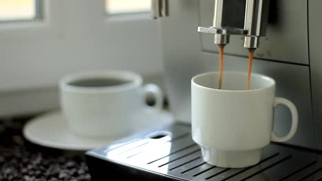 Heißer-Kaffee,-Der-Aus-Der-Kaffeemaschine-In-Eine-Tasse-Gegossen-Wird-Stockvideo