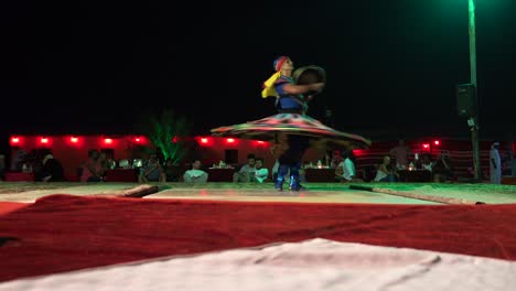 Bailarín-Masculino-Que-Realiza-La-Danza-Tradicional-Tanoura-En-El-Campamento-Safari-Del-Desierto-En-Dubai