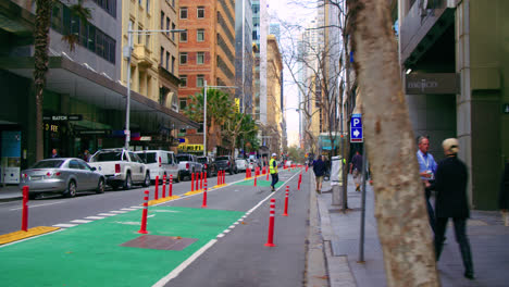 Pov,-Cruce-En-George-Street-Con-Gente-Caminando-En-La-Acera-En-Sydney-Cbd,-Australia