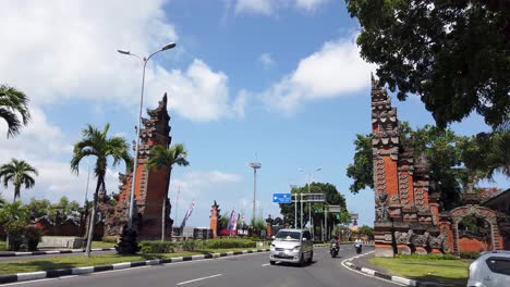 Straße-Zum-Internationalen-Flughafen-I-Gusti-Ngurah-Rai-Bali-Mit-Pura-Gate-Eingang-Und-Autoverkehr-Tagsüber-Klarer-Blauer-Himmel