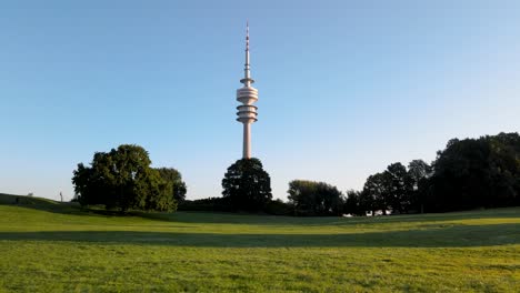 Vista-Aérea-Del-Parque-Olímpico-De-Munich-En-Verano