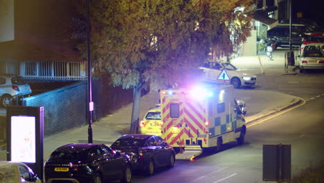 Toma-Estática-De-Una-Ambulancia-Estacionada-En-Una-Calle-Por-La-Noche-En-Londres,-Inglaterra